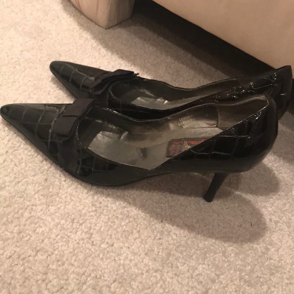 Black patent leather pumps with bow - Picture 2 of 3